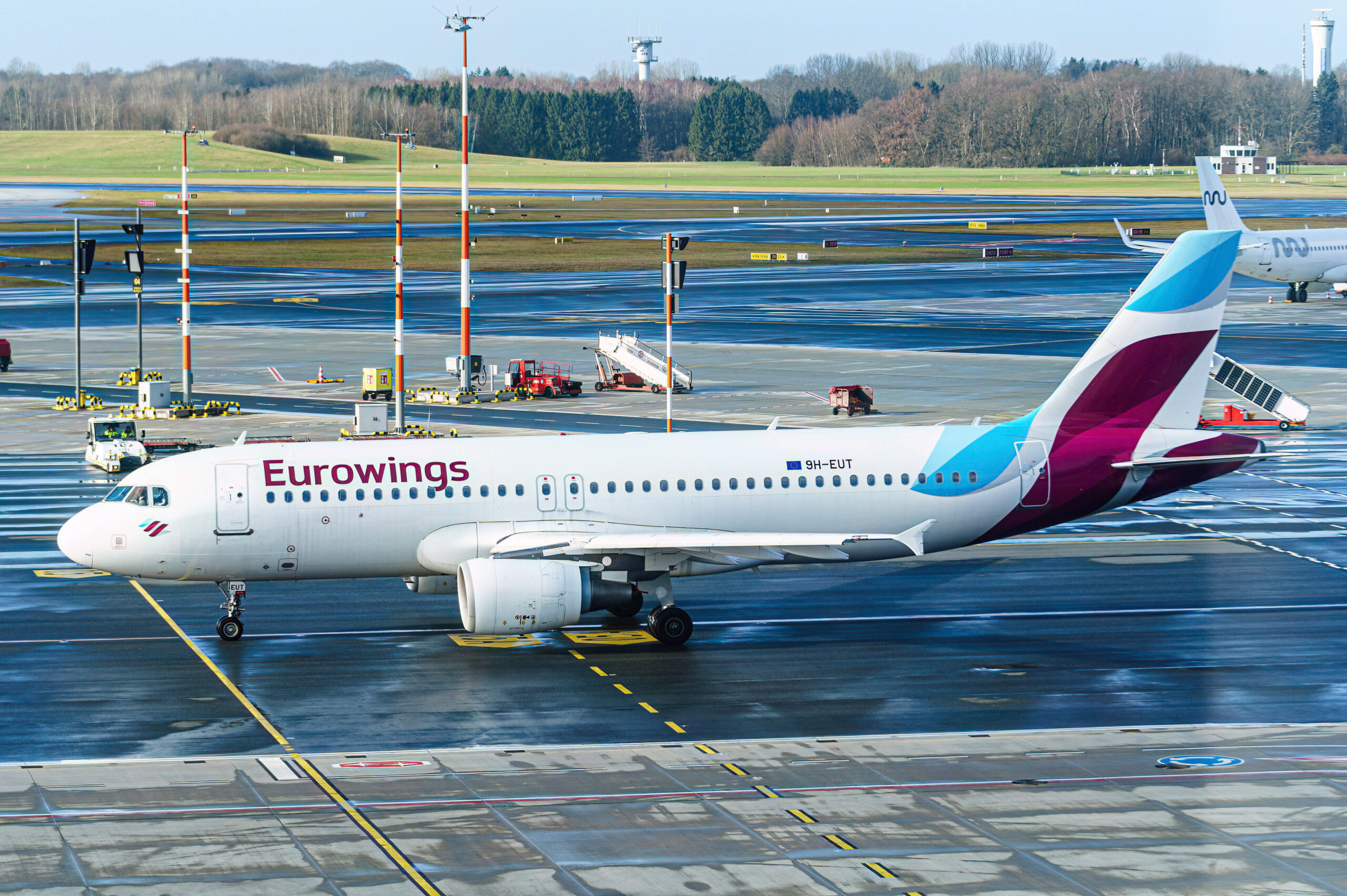 Bei Landung am Hamburger Flughafen: Reifen von Eurowings-Maschie platzt – Großalarm