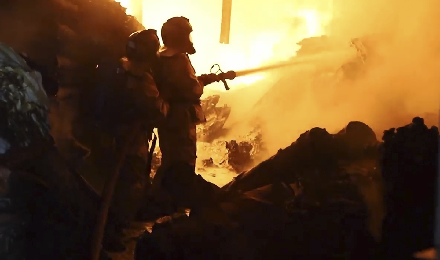 Feuerwehrmänner bei Löscharbeiten in der kenianischen Hauptstadt Nairobi