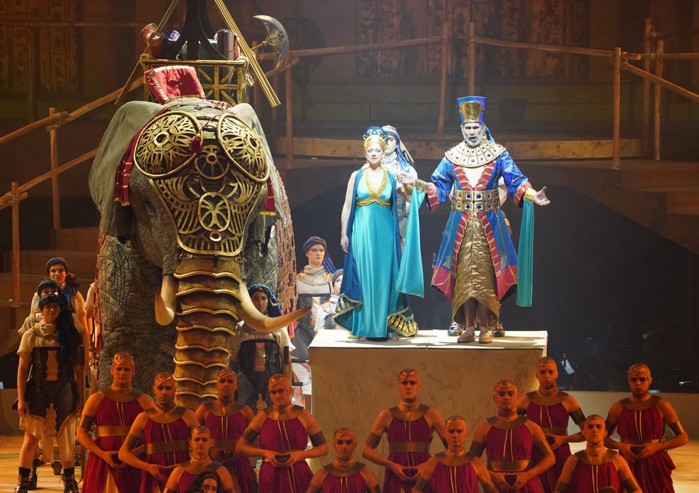 Das Ensemble der neu inszenierten „Aida“-Oper.