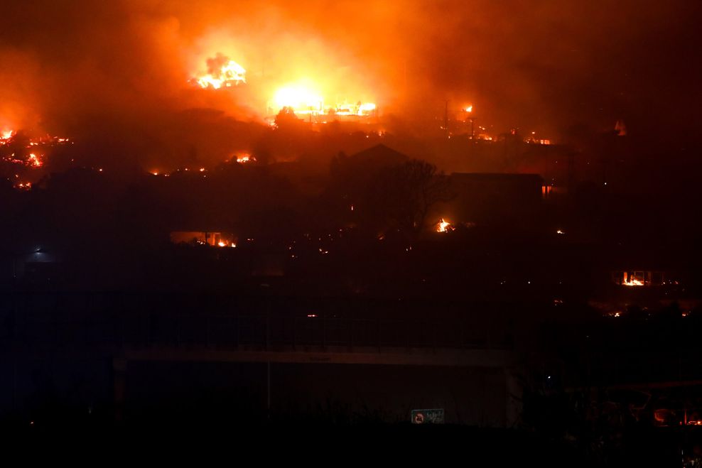 Tausende Hektar Wald und Dutzende Häuser stehen in Chile in Flammen.
