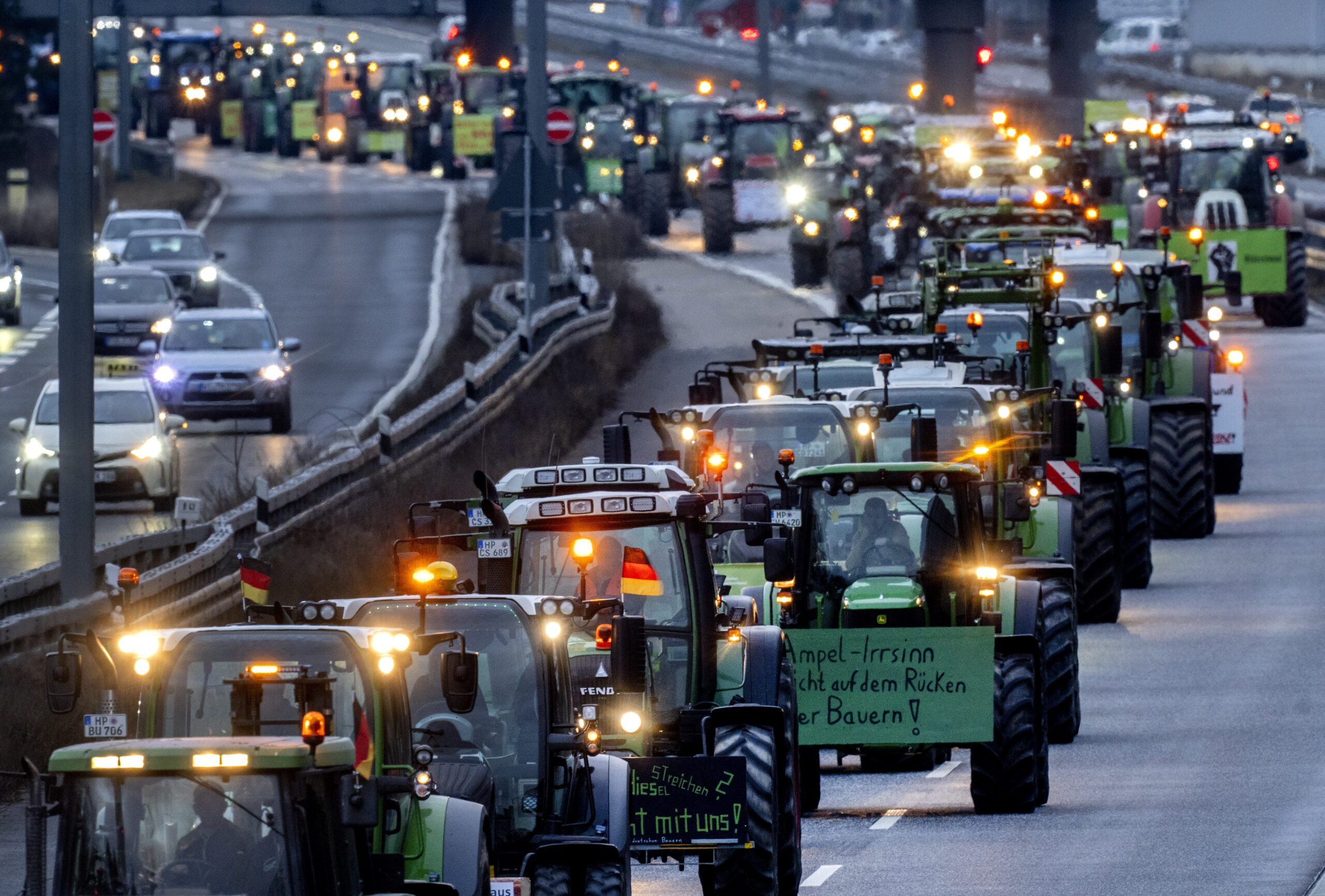 Bauern fahren mit ihren Traktoren um den Frankfurter Flughafen.