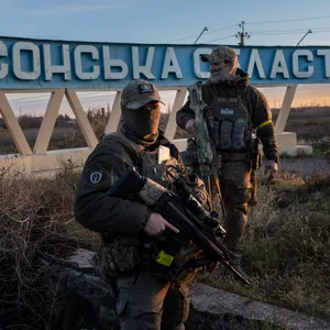 Ukrainische Soldaten vor einem Schild mit der Aufschrift „Gebiet Cherson“ (Archivbild).