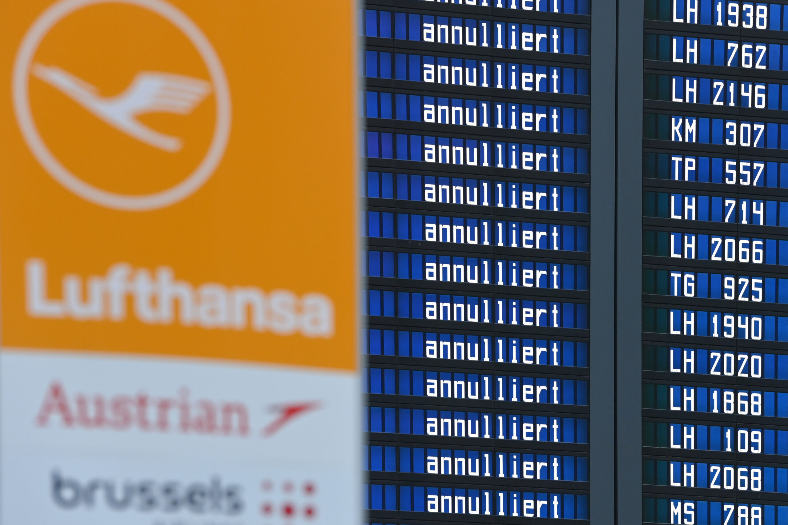 Eine Anzeigetafel mit Lufthansalogo. Sie zeigt nur annullierte Flüge an.