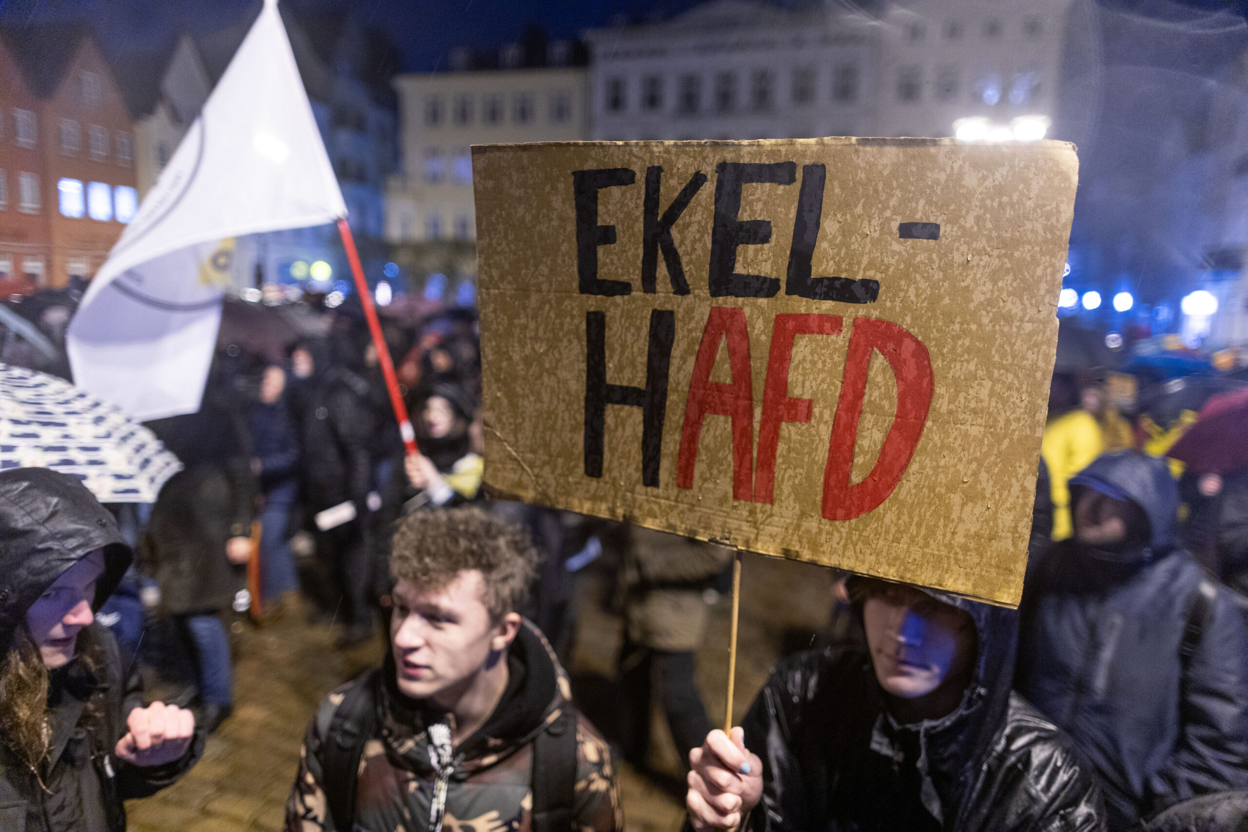 eilnehmer der Demonstration in Schwerin gegen Rechtsextremismus mit Protest-Plakat