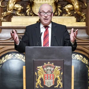 Großer Abschied im Großen Festsaal statt „gesellige Zusammenkunft im Nebenraum“. Am Mittwoch wurde Ties Rabe aus dem Senat verabschiedet.