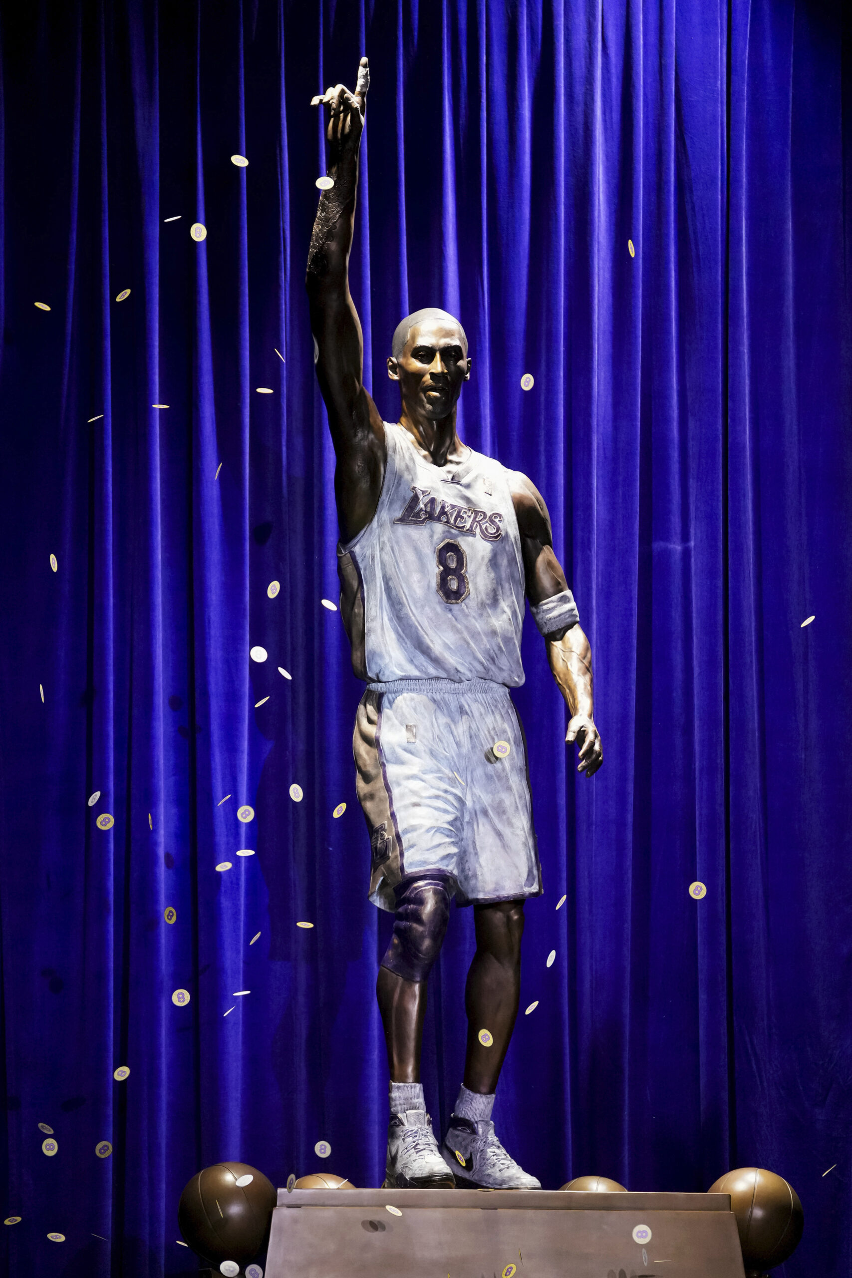 Kobe Bryant Statue: Der Star streckt einen Arm gen Himmel und trägt sei Lakers-Trikot.