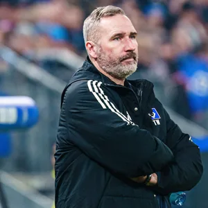 HSV-Trainer Tim Walter beim Heimspiel gegen Hannover 96.