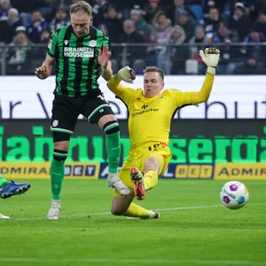 HSV-Torhüter Matheo Raab beim Heimspiel gegen Hannover 96
