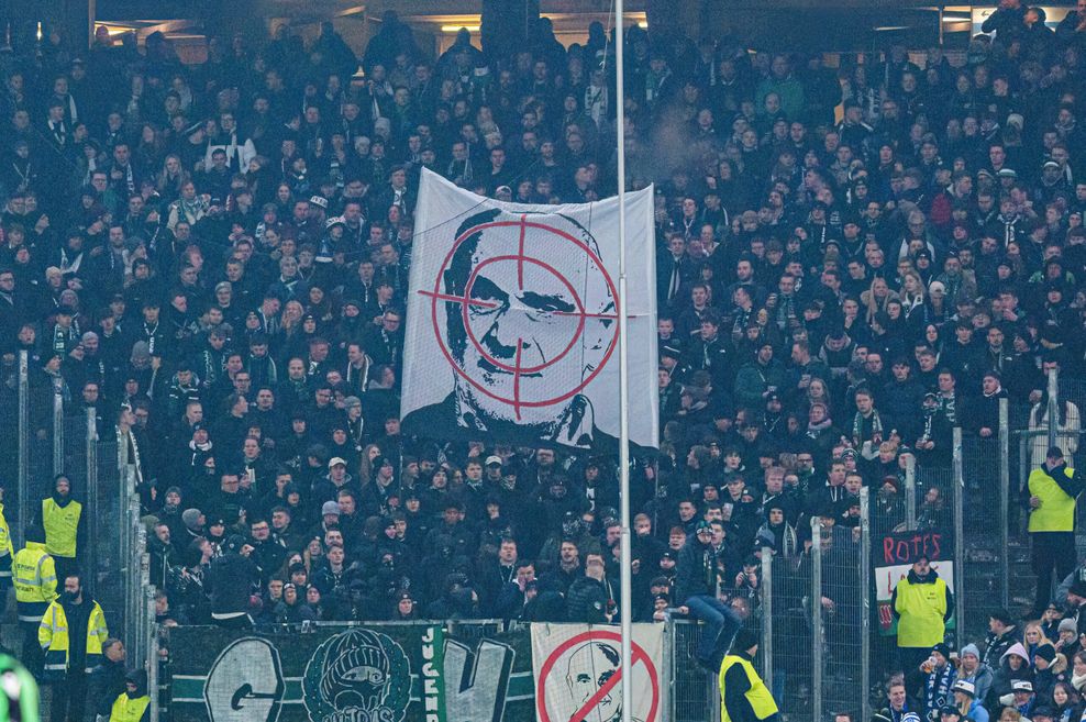 Fadenkreuz-Plakat gegen Martin Kind