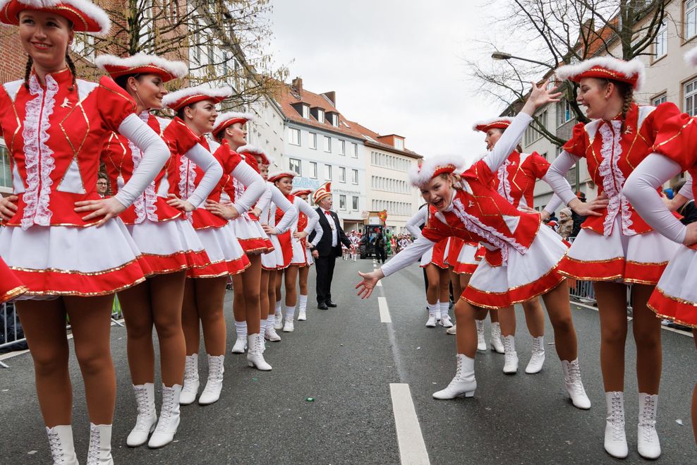 Eine Tanzgarde bei dem Karnevalsumzug „Ossensamstag“