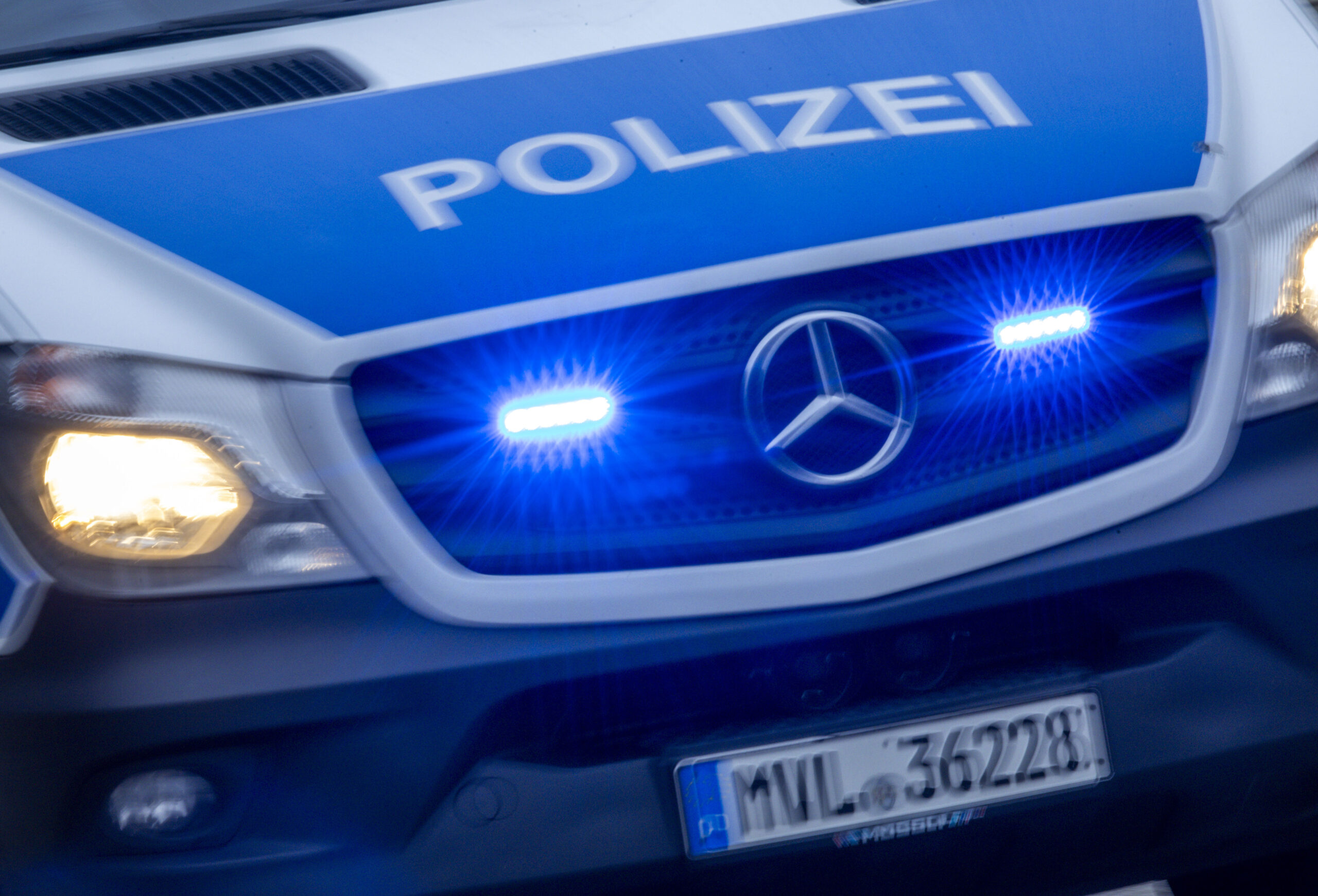 Polizeiauto von vorne mit Blaulicht