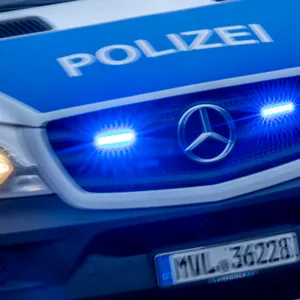 Polizeiauto von vorne mit Blaulicht