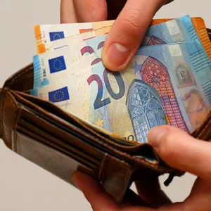 Ein Geldbeutel mit Scheinen. Drei 20 Euro Scheine, zwei 50 Euro Scheine, insgesamt 160 Euro