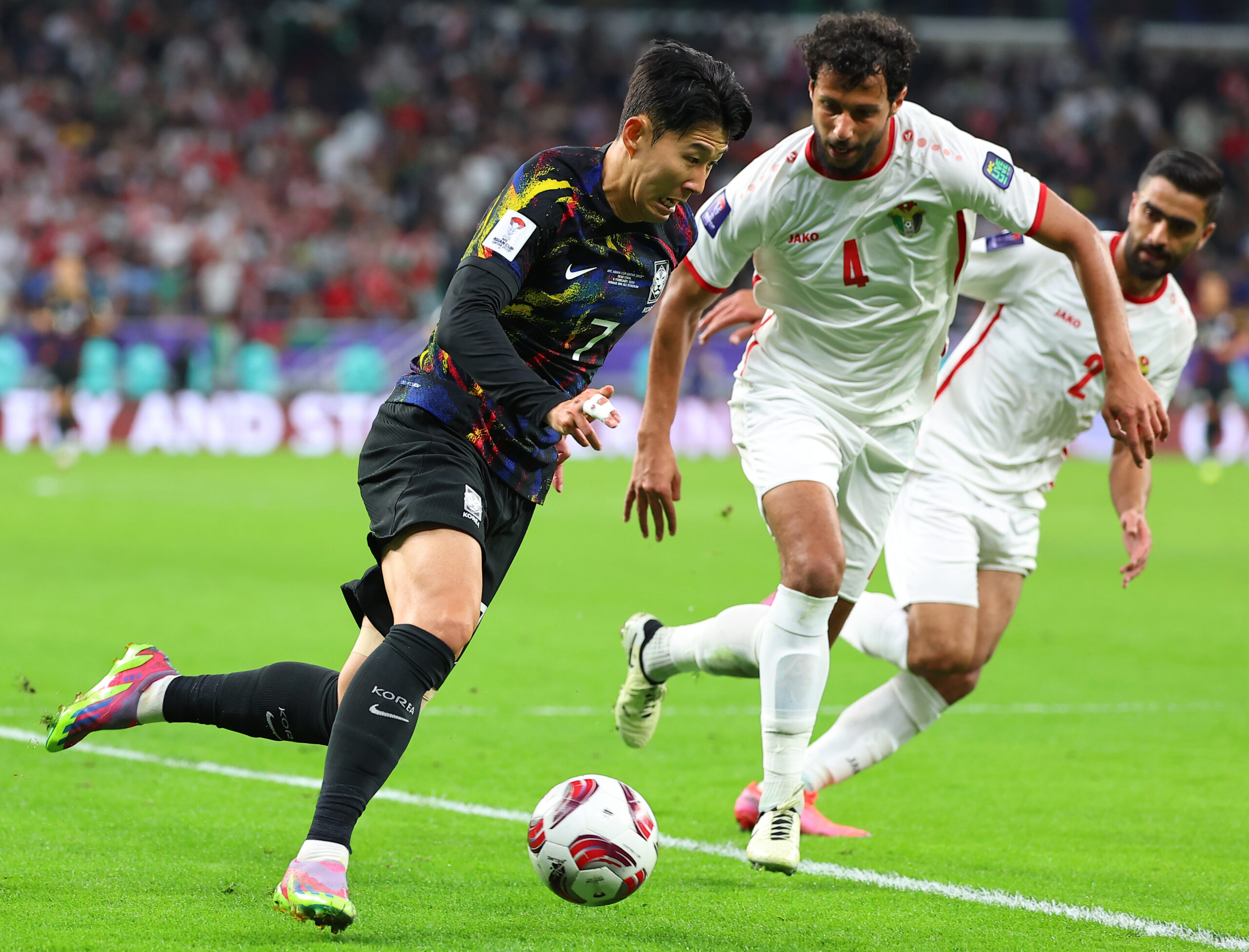 Südkoreas Heung-Min Son spielt im Asien-Cup Halbfinale mit verbundenem Finger.