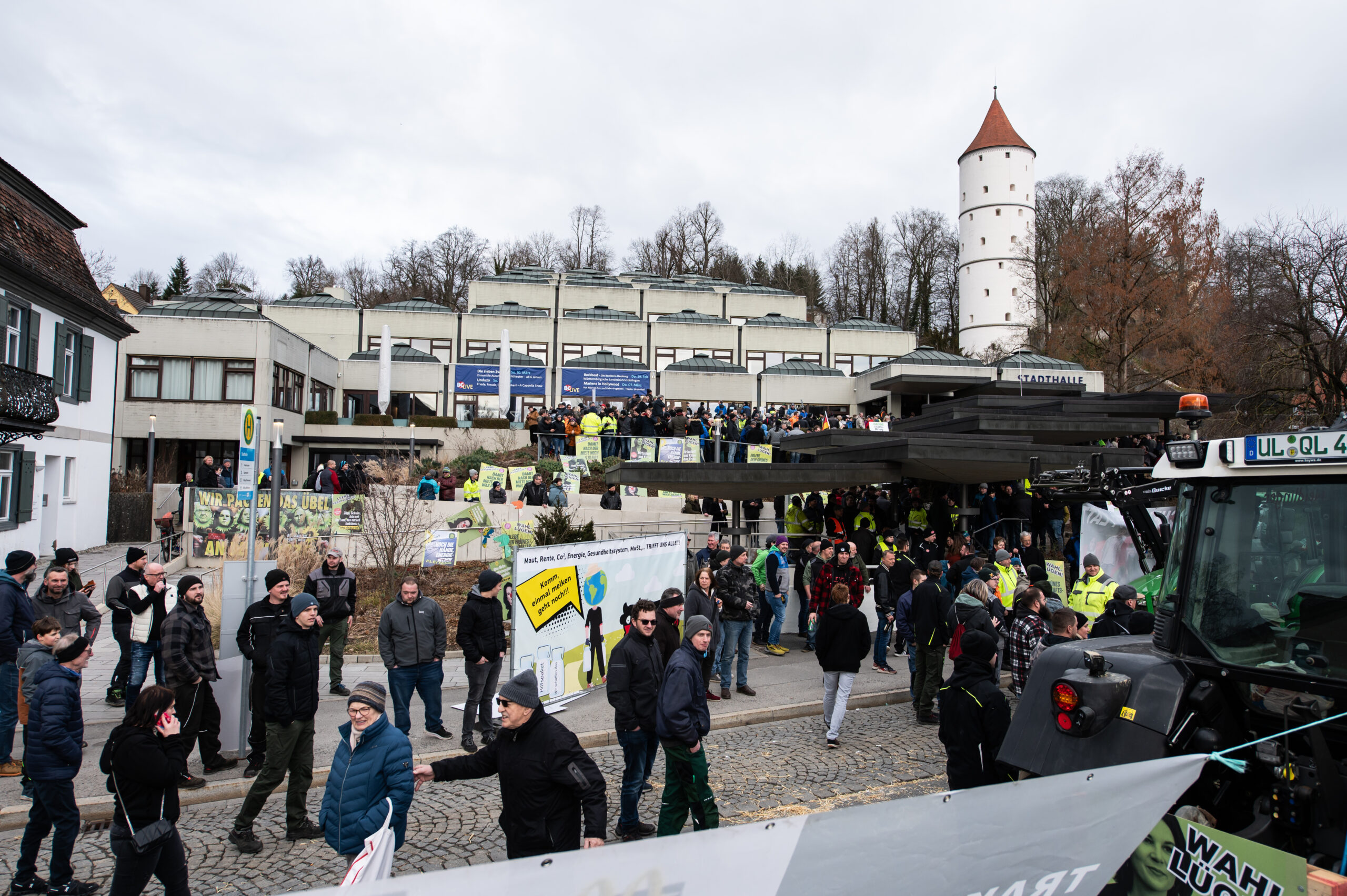 Zahlreiche Demonstranten haben den Politischen Aschermittwoch der Grünen in Biberach blockiert.