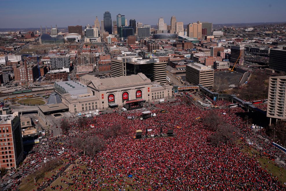 Die Parade von Super-Bowl-Champion Kansas City Chiefs ist von Schüssen überschattet worden.