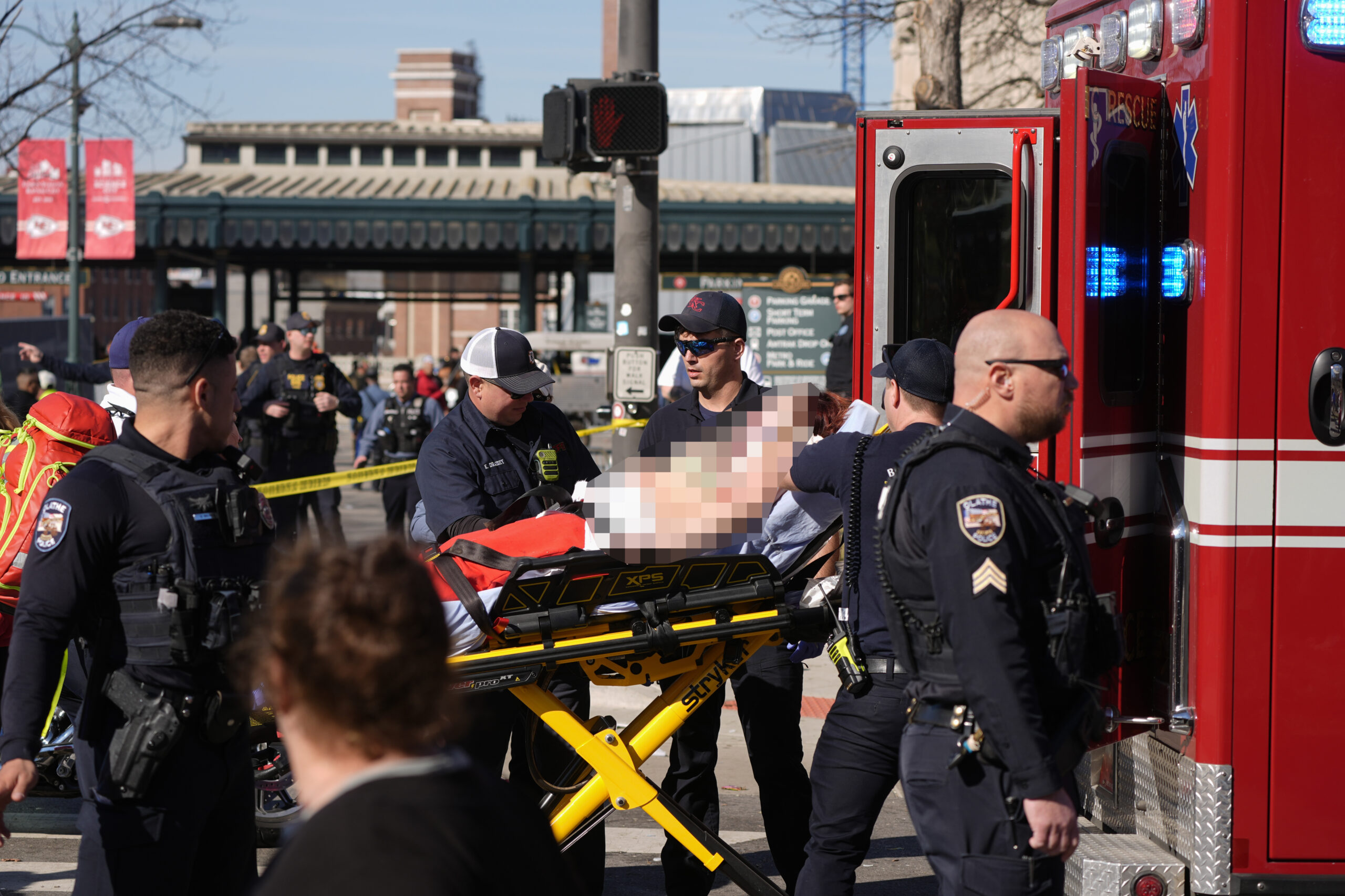 Eine verletzte Frau wird in einen Krankenwagen gebracht. Am Rande der Parade der Kansas City Chiefs sind am Mittwoch Schüsse gefallen. Eine Person kam ums Leben.