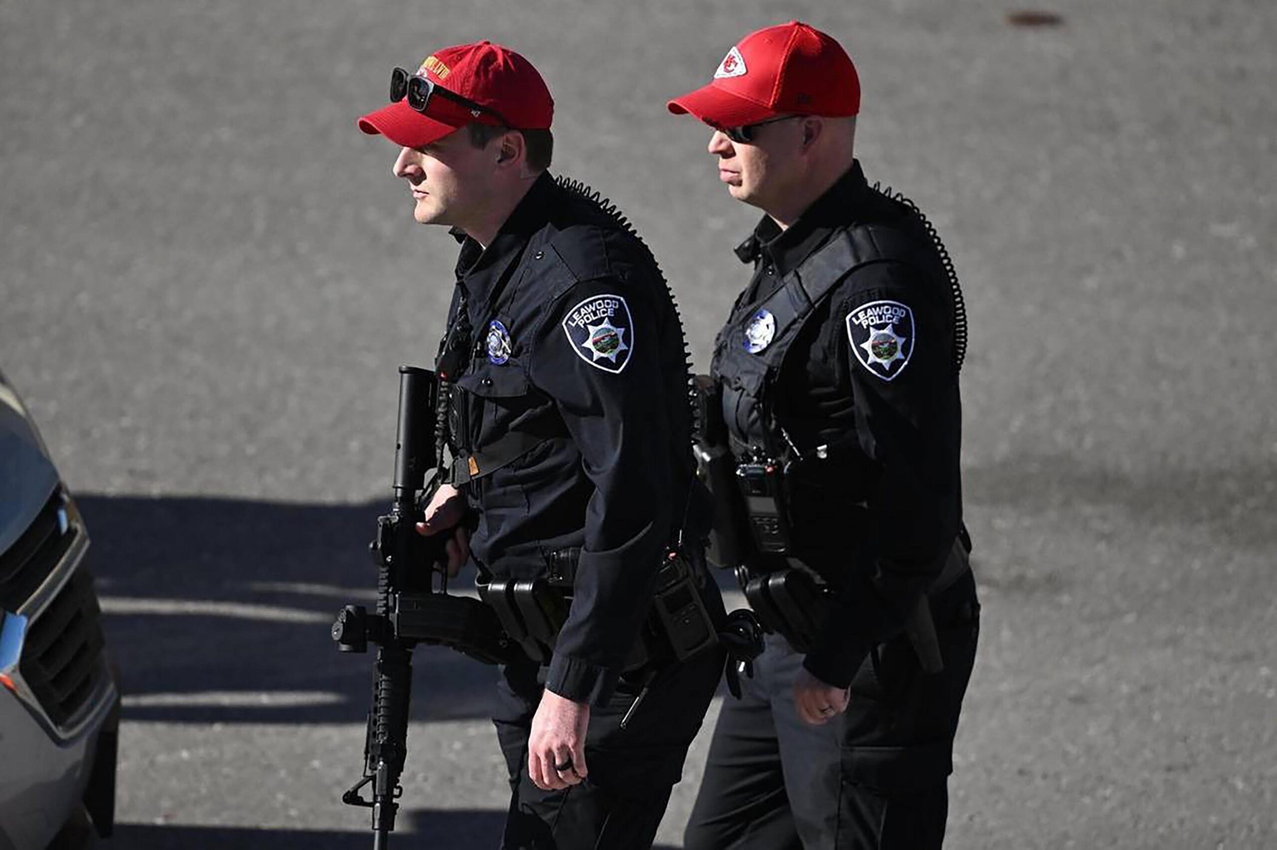 Schwer bewaffnete Polizisten bei der Super-Bowl-Parade der Chiefs in Kansas