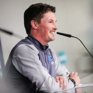 Merlin Polzin bei seiner ersten Pressekonferenz als Cheftrainer.
