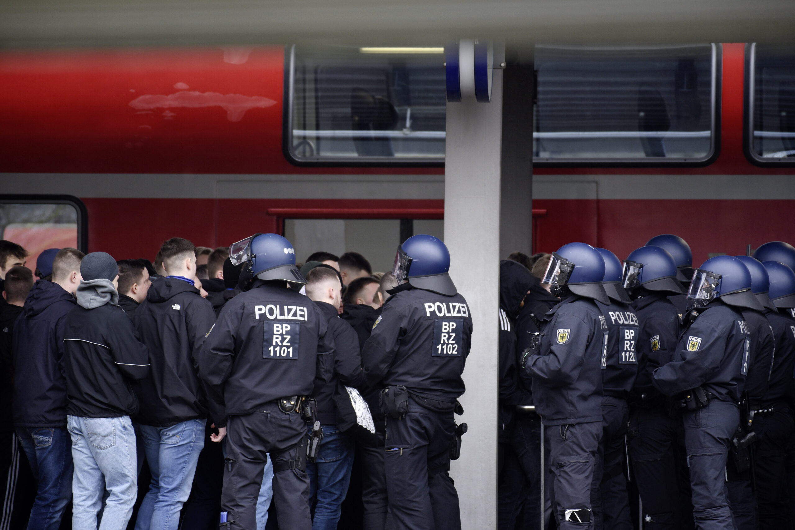 Polizei kontrolliert Fußballfans