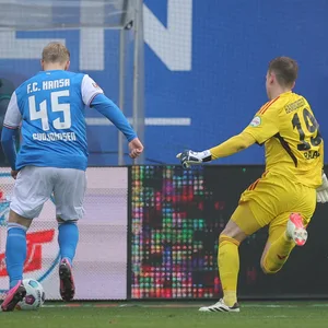 HSV-Keeper Raab im Duell mit Rostocks Stürmer Gudjohnsen.