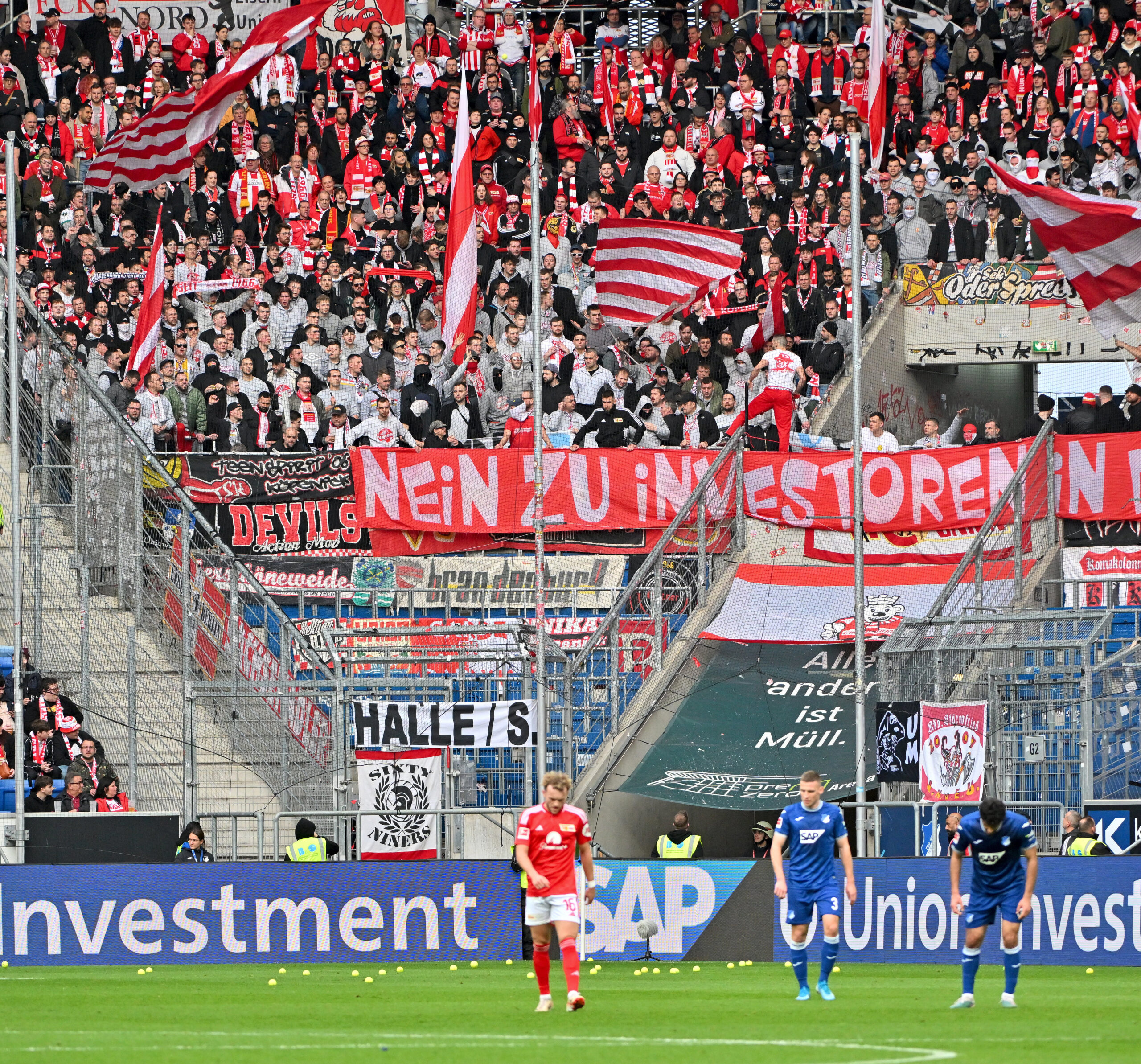 Union-Berlin-Fans protestieren beim Spiel in Hoffenheim