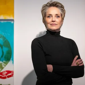 Schauspielerin Sharon Stone blickt ernst in die Kamera