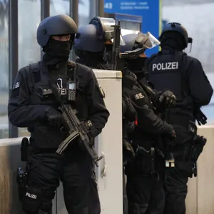 Spezialkräfte der Polizei im Wuppertaler Hauptbahnhof.