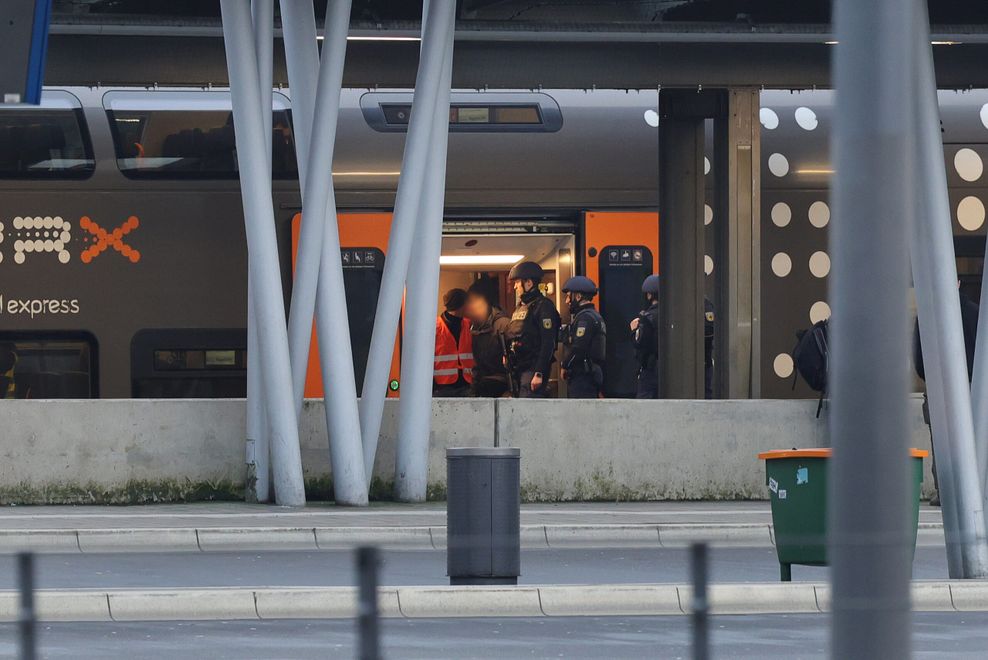 Spezialkräfte der Polizei haben einen Mann in einem Regionalzug festgenommen: Ob es sich um einen gesuchten RAF-Terroristen handelt, steht noch nicht fest.