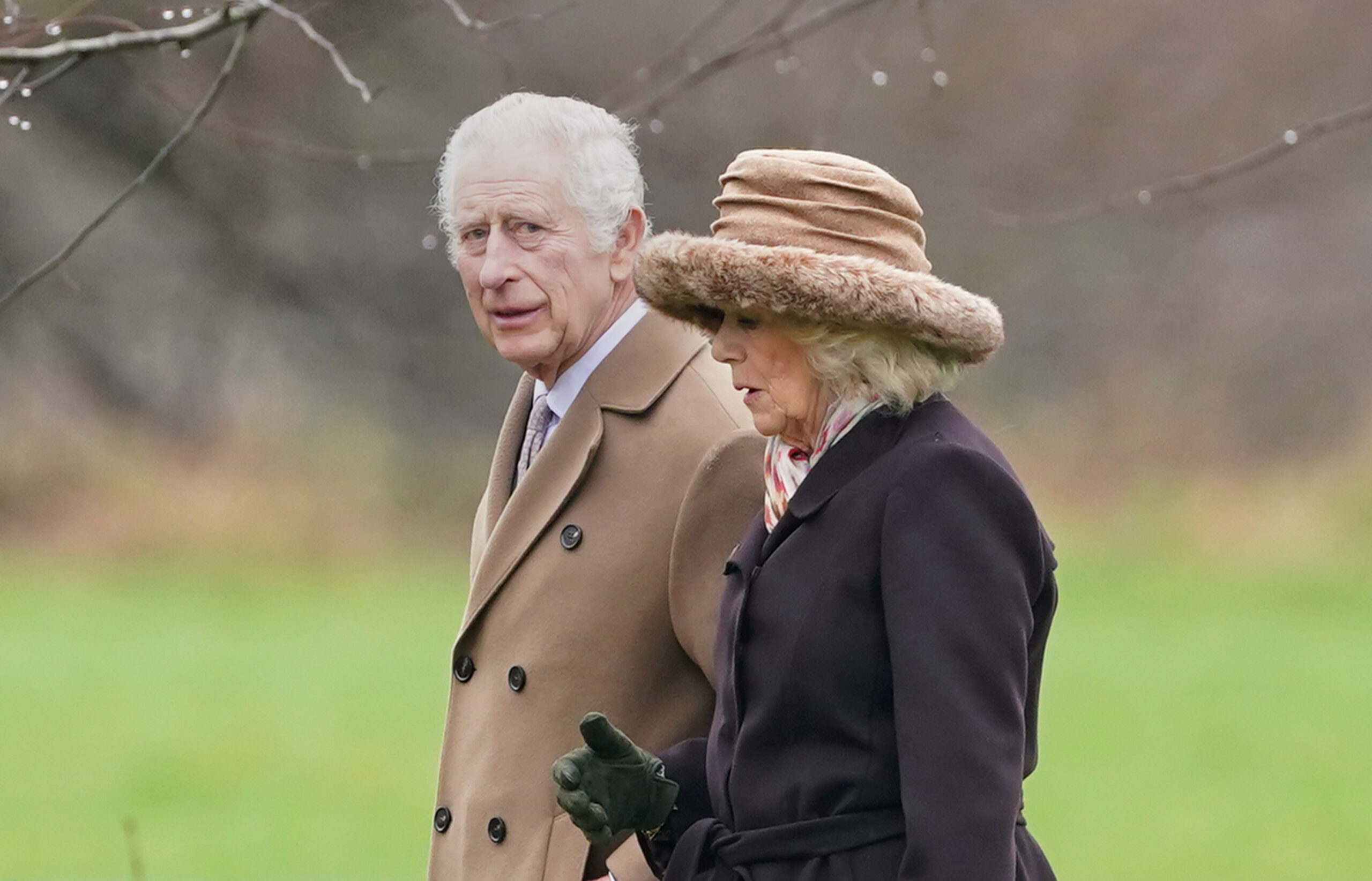 König Charles III. und Königin Camilla in Sandringham auf dem Weg zu einem Gottesdienst