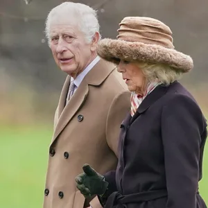 König Charles III. und Königin Camilla in Sandringham auf dem Weg zu einem Gottesdienst