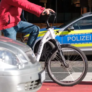 Ein E-Bike-Fahrer an einer Ampel (Symbolbild)