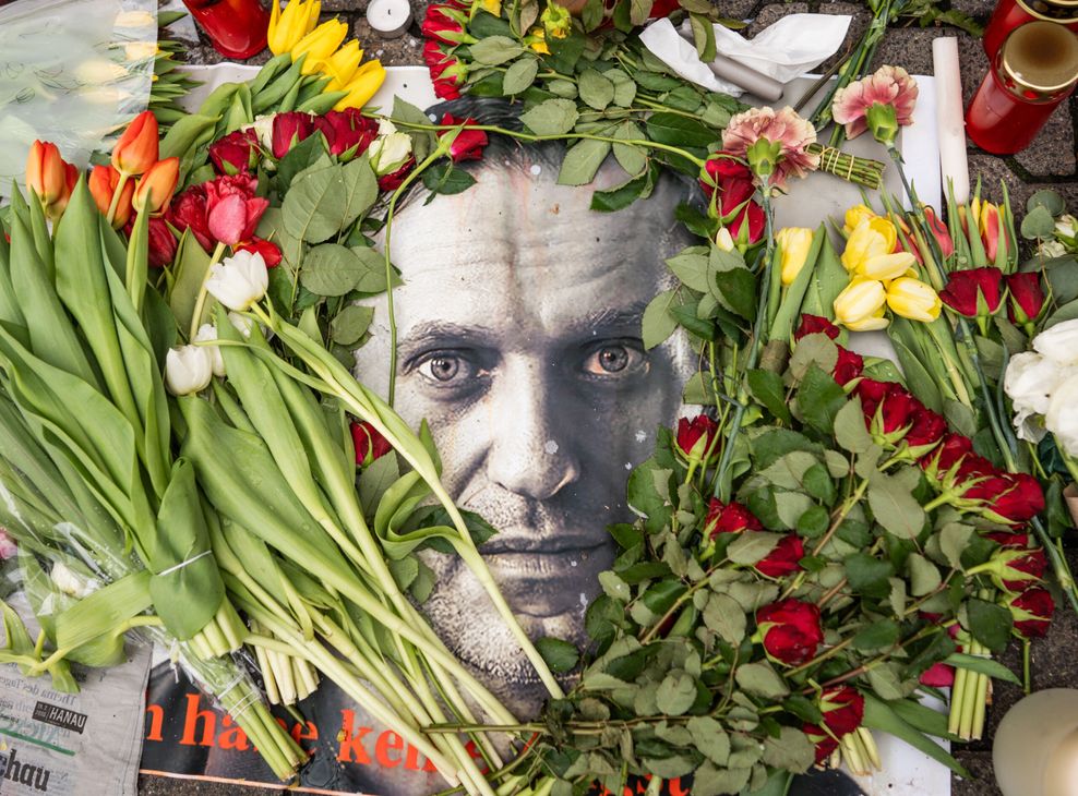 Nach dem Tod von Alexej Nawalny liegen Blumen, Kerzen und Bilder vor dem russischen Generalkonsulat in Frankfurt.