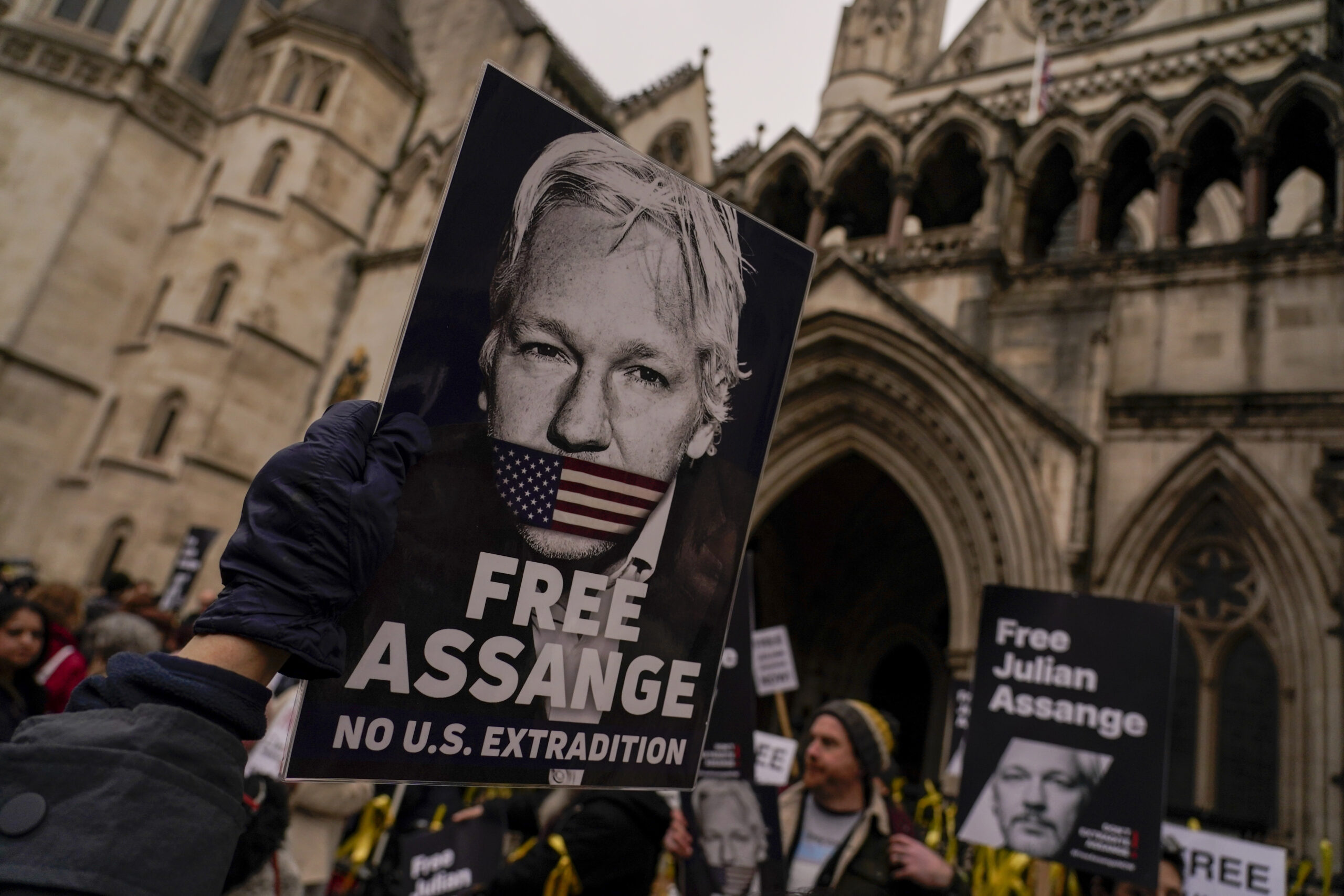 Vor dem High Court in London haben sich Demonstranten versammelt: Sie fordern, dass Julian Assange nicht in die USA ausgeliefert wird.