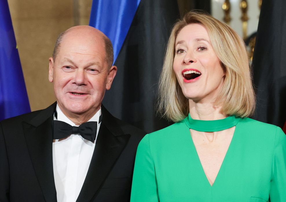 Bundeskanzler Olaf Scholz (SPD, l), und Kaja Kallas, Premierministerin der Republik Estland