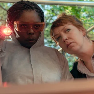 Maria (Dela Dabulamanzi) und Melly Böwe (Lina Beckmann) stellen Spekulationen über die Einbrecher an, Szene aus „Polizeiruf 110: Diebe“ – Krimi aus Rostock, der am Sonntag, 25.02. im Ersten gezeigt wird.