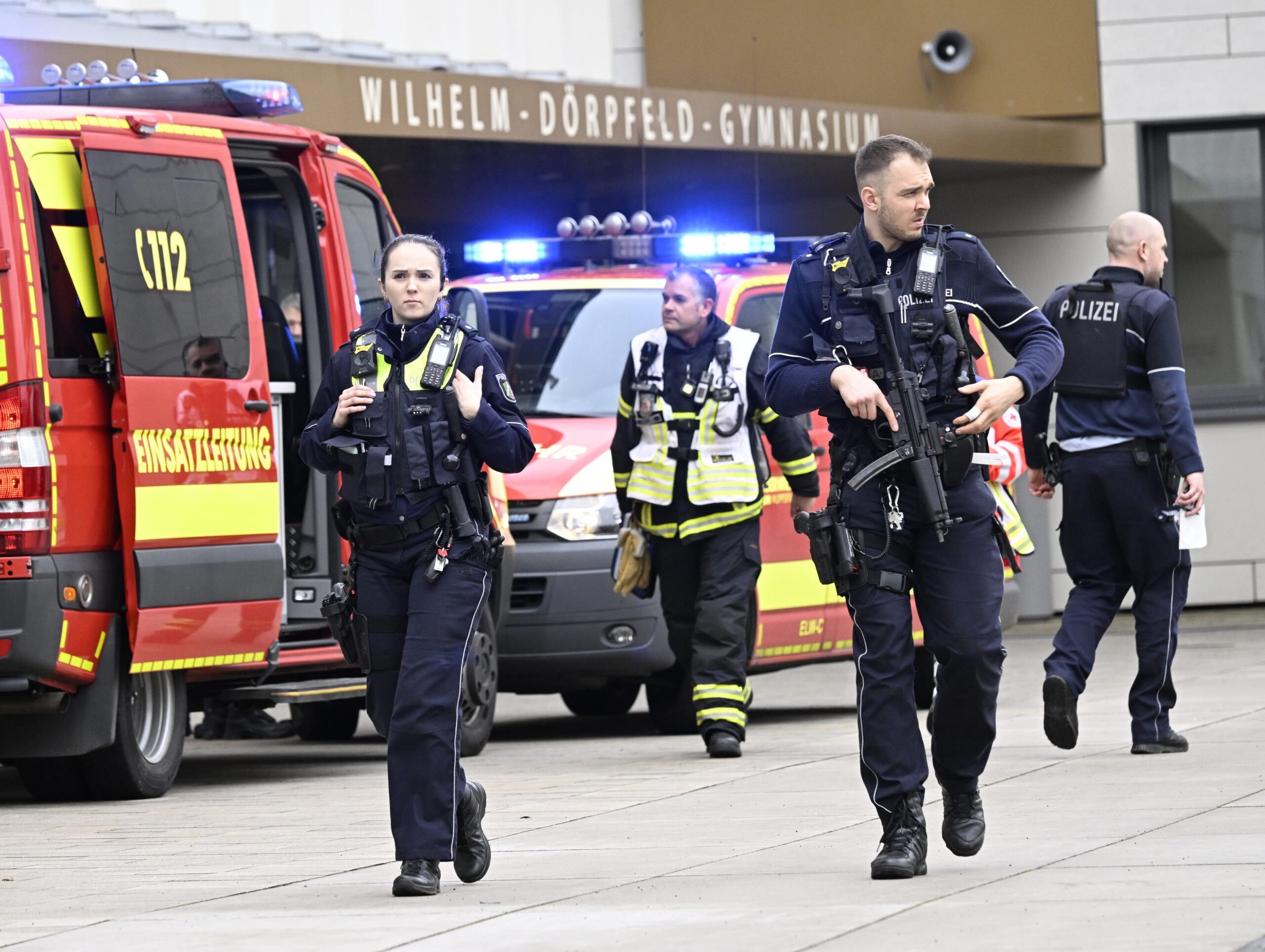 Polizei und Rettungswagen sind am Wilhelm-Dörpfeld-Gymnasium im Einsatz.