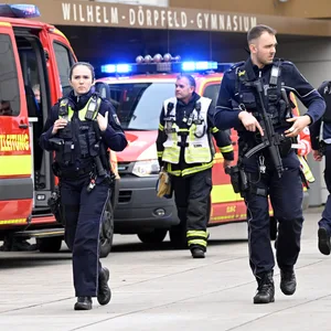 Polizei und Rettungswagen sind am Wilhelm-Dörpfeld-Gymnasium im Einsatz.