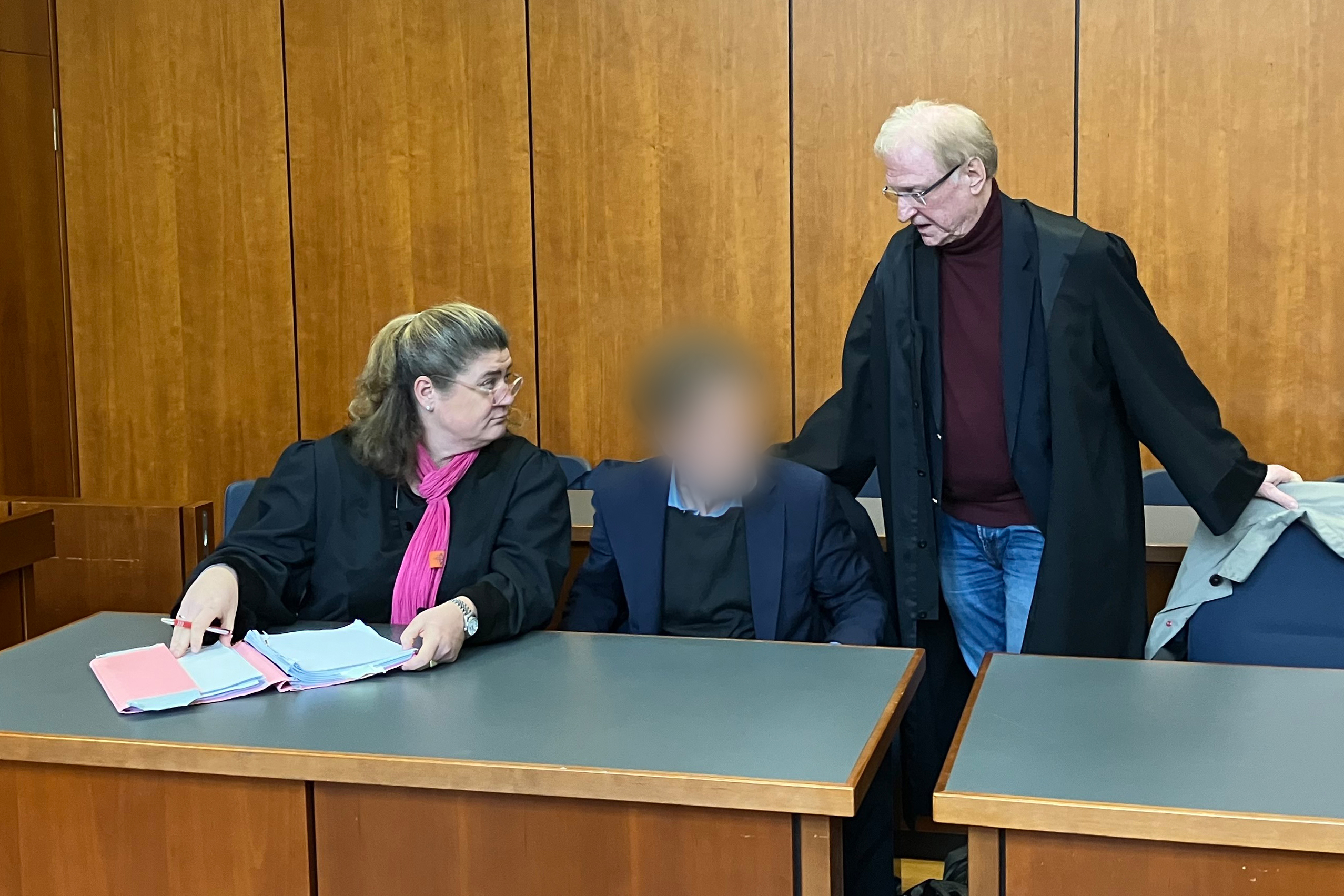 Der unter anderem wegen Körperverletzung im Amt angeklagte Professor (M) nimmt zwischen seiner Verteidigerin Susanne Frangenberg und seinem Verteidiger Steffen Stern im Landgericht Göttingen Platz.