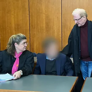 Der unter anderem wegen Körperverletzung im Amt angeklagte Professor (M) nimmt zwischen seiner Verteidigerin Susanne Frangenberg und seinem Verteidiger Steffen Stern im Landgericht Göttingen Platz.