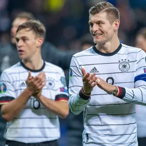 Toni Kroos für Deutschland mit Joshua Kimmich.