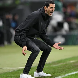 Dino Toppmöller schreit beim Coaching an der Seitenlinie.
