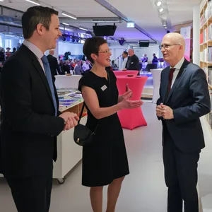 Peter Tschentscher (SPD, r), Erster Bürgermeister, Susanne Winterberg, Geschäftsführerin der Muttergesellschaft „Passage gGmbH“, und Björn Dobbertin, Geschäftsleiter der Rathauspassage, in den neugestalteten Räume unter dem Rathausplatz.