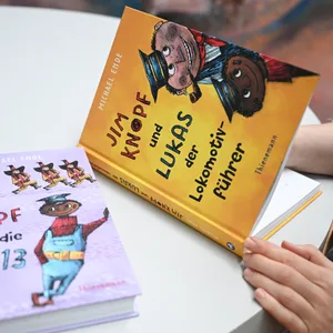 Die Kinderbuchklassiker über den Jungen Jim Knopf sollen künftig ohne rassistische Sprache auskommen.