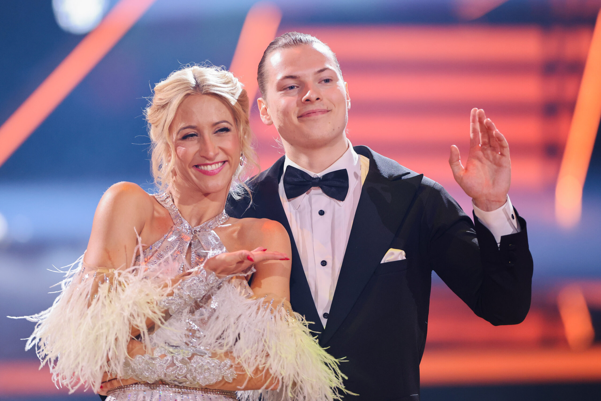 Gabriel Kelly, Sänger, und Kathrin Menzinger, Profitänzerin, stehen in der Kennenlernshow der RTL-Tanzshow „Let's Dance“ zum Auftakt der neuen Staffel auf dem Parkett im Coloneum.