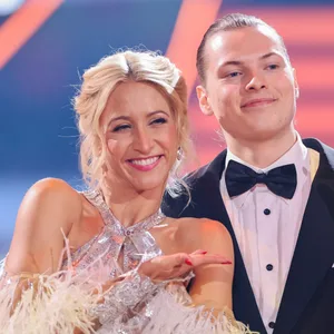 Gabriel Kelly, Sänger, und Kathrin Menzinger, Profitänzerin, stehen in der Kennenlernshow der RTL-Tanzshow „Let's Dance“ zum Auftakt der neuen Staffel auf dem Parkett im Coloneum.