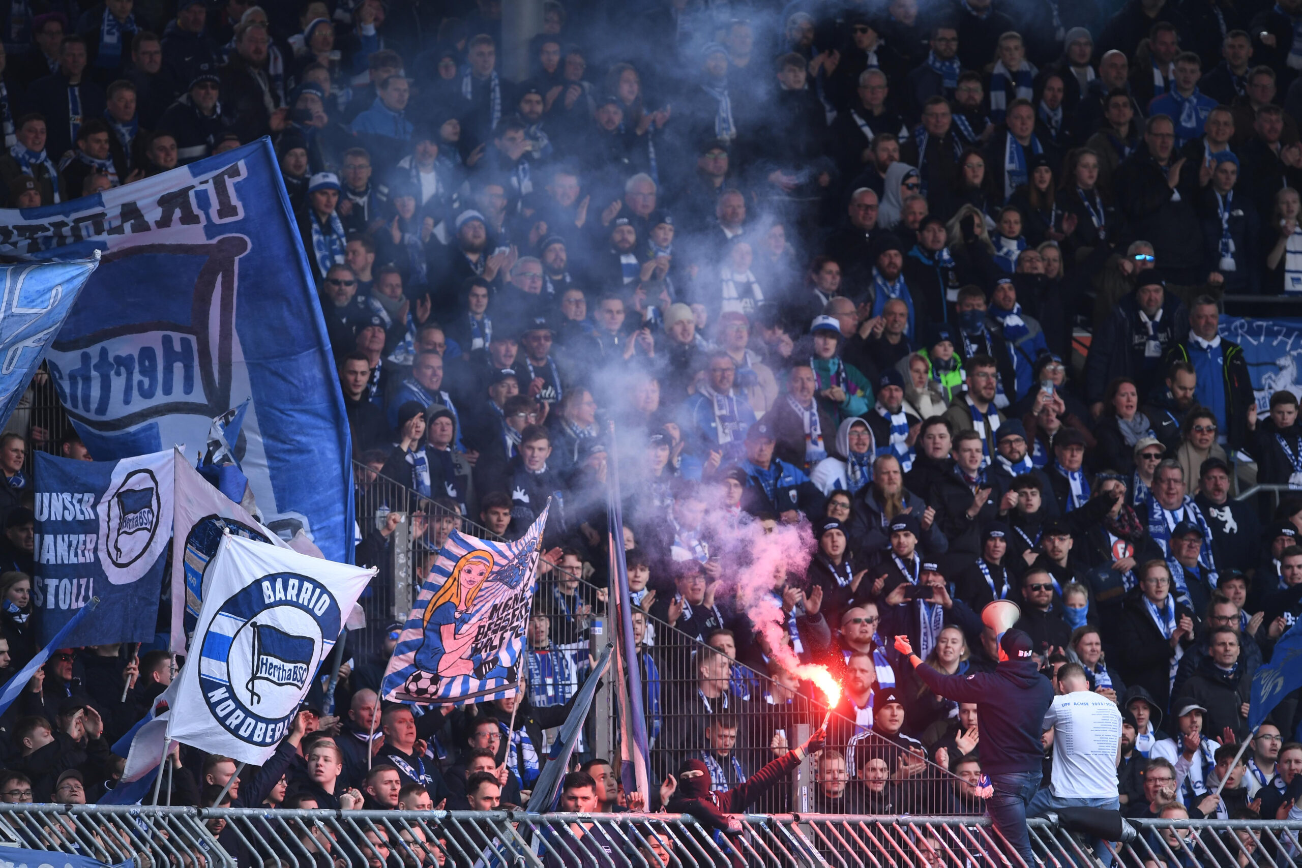 Fans von Hertha BSC zünden Pyrotechnik im Stadion