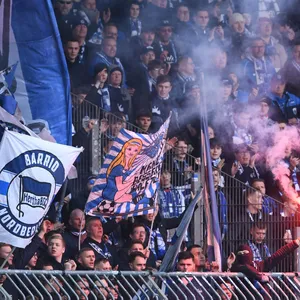 Fans von Hertha BSC zünden Pyrotechnik im Stadion