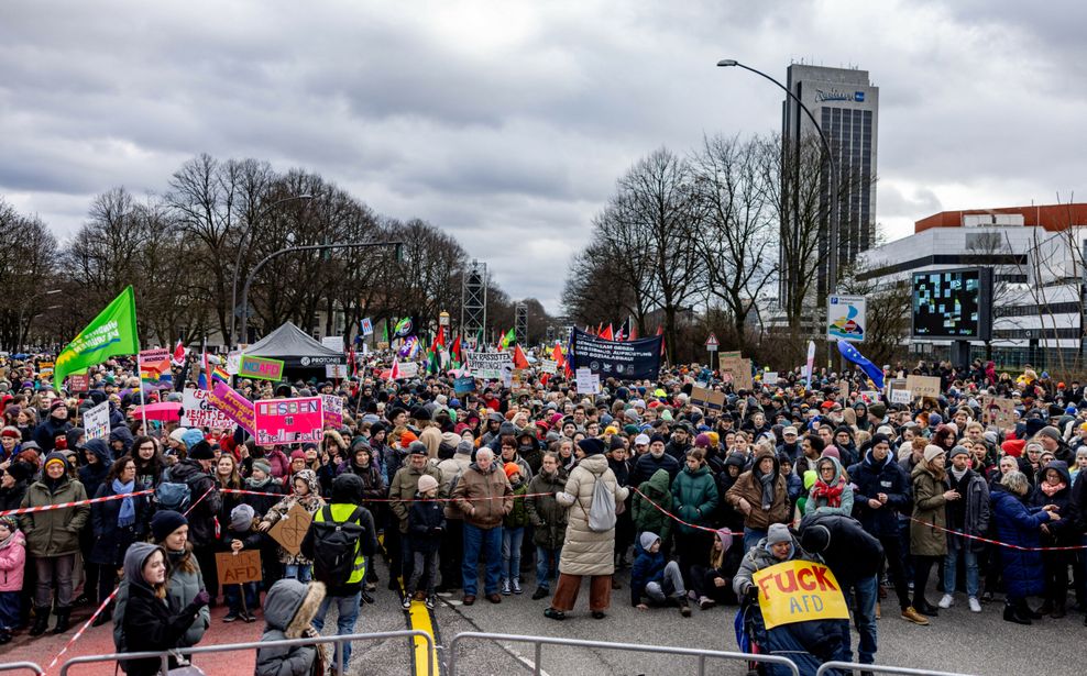 Tausende Menschen demonstrieren in Hamburg unter dem Motto „Wir sind die Brandmauer“