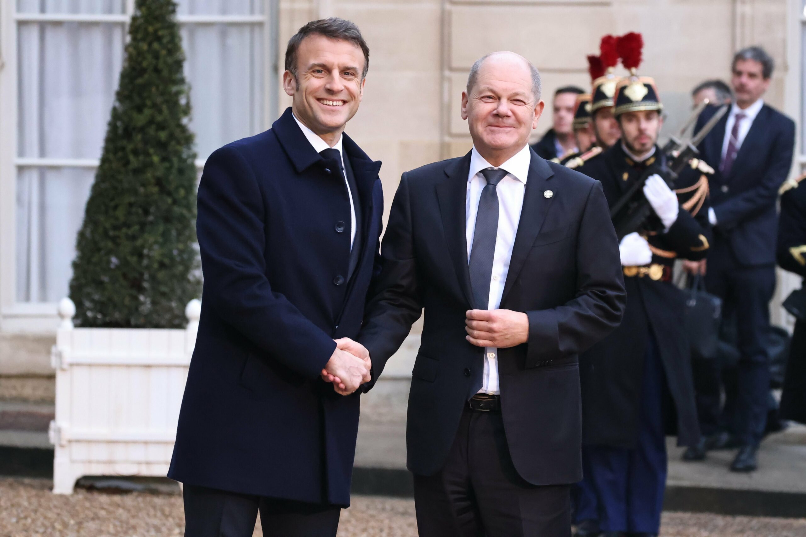 Frankreichs Präsident Emmanuel Macron (l.) und Kanzler Olaf Scholz (SPD) bestimmen maßgeblich die europäische Ukraine-Politik Diese wirkt chaotisch und kleinmütig.